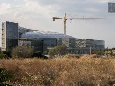 E proprio in uno di questi enormi terreni che separa il rione dal lungomare sud, � in fase di realizzazione la nuova avanguardistica sede del Consiglio regionale della Puglia
